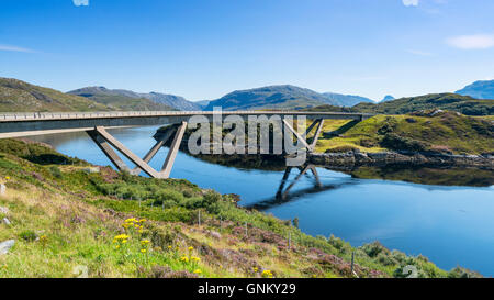 Vista del ponte Kylesku sulla costa nord 500 itinerario turistico in Sutherland, Highland, Scozia , Regno Unito, Foto Stock