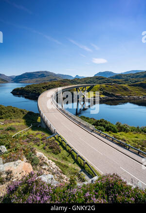 Vista del ponte Kylesku sulla costa nord 500 itinerario turistico in Sutherland, Highland, Scozia , Regno Unito, Foto Stock