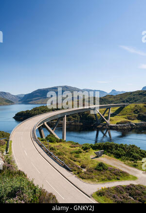 Vista del ponte Kylesku sulla costa nord 500 itinerario turistico in Sutherland, Highland, Scozia , Regno Unito, Foto Stock