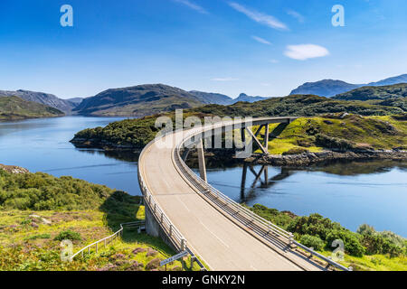 Vista del ponte Kylesku sulla costa nord 500 itinerario turistico in Sutherland, Highland, Scozia , Regno Unito, Foto Stock