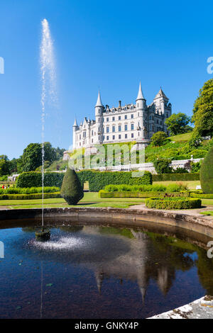 Dunrobin Castle con laghetto e giardini a Golspie, Highland, Scozia. Il castello è sede del conte di Sutherland e il Clan Suth Foto Stock