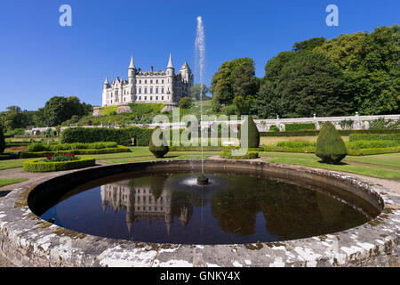 Dunrobin Castle con laghetto e giardini a Golspie, Highland, Scozia. Il castello è sede del conte di Sutherland e il Clan Suth Foto Stock