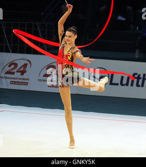 Alina Maksymenko (Ucraina) esegue a Deriugina Cup (Rhythmic Gymnastics World Cup, l 8 maggio 2011 a Kiev, Ucraina Foto Stock