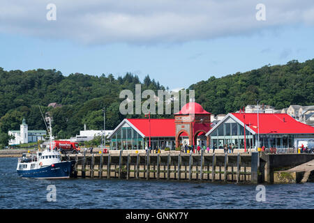 Caffè e Ee-Usk ristorante sul molo nord in porto a Oban , Argyll and Bute, Scotland, Regno Unito Foto Stock