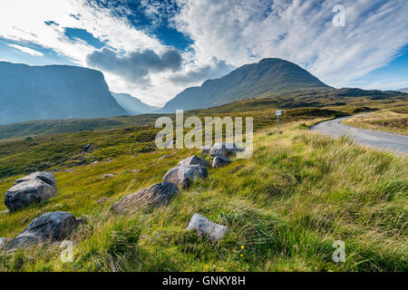 Autostrada remoto e mountain pass Bealach na Ba sulla penisola di Applecross, Wester Ross, parte della costa del nord 500 itinerario turistico, Scot Foto Stock