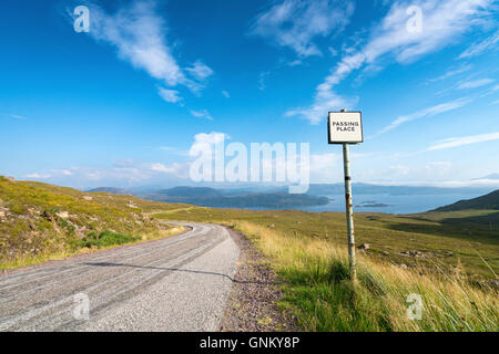 Autostrada remoto e mountain pass Bealach na Ba sulla penisola di Applecross, Wester Ross, parte della costa del nord 500 itinerario turistico, Scot Foto Stock