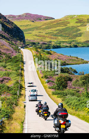 Autostrada remota A894 parte del percorso turistico North Coast 500, nella regione delle Highland, vicino a Scourie nord Scozia in estate, regno unito Foto Stock