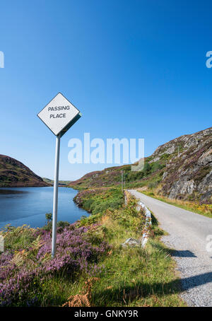 Remote autostrada B869 parte della costa del Nord 500 itinerario turistico, nella regione delle Highlands in estate, Scotland, Regno Unito Foto Stock