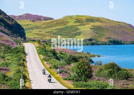 Remote autostrada A894 parte della costa del Nord 500 itinerario turistico, nella regione delle Highlands, vicino Scourie Nord Scozia in estate,Regno re Foto Stock