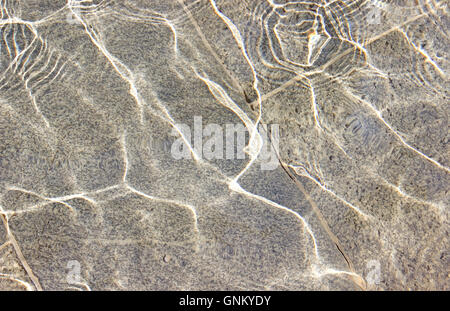 Superficie di acqua frizzante con riflessi di luce Foto Stock