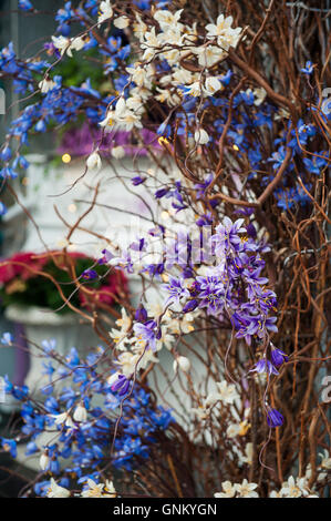 Il decor di composizione di fiori in una strada a cafe Foto Stock