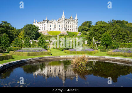 Dunrobin Castle con laghetto e giardini a Golspie, Highland, Scozia. Il castello è sede del conte di Sutherland e il Clan Suth Foto Stock