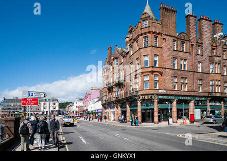 Vista lungo waterfront street nel centro di Oban, Argyll and Bute, Scotland, Regno Unito Foto Stock
