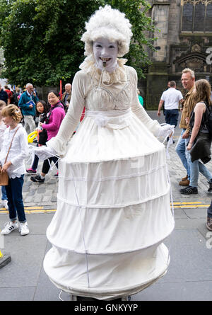 Street performer su High Street nel corso Edinburgh Fringe Festival 2016 in Scozia , Regno Unito Foto Stock