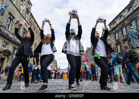 Attori da GLT gruppo teatrale promuovendo la produzione 'liscio come " carta su High Street a Edinburgh Fringe Festival 2016 in Scozia Foto Stock