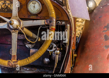 Lo sterzo, il pannello di controllo del pedale dell'acceleratore, freno e la leva della frizione in una vecchia auto d'epoca Foto Stock