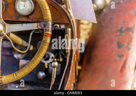 Lo sterzo, il pannello di controllo del pedale dell'acceleratore, freno e la leva della frizione in una vecchia auto d'epoca Foto Stock