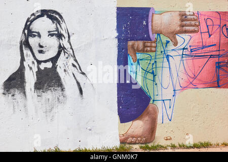 Urban graffiti di donna e un mans piedi e mani, Sevastopol Crimea Foto Stock