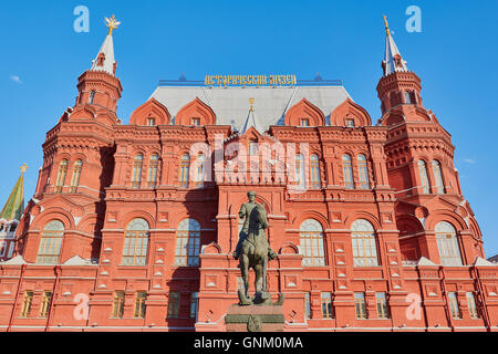 Museo storico statale e la statua equestre del maresciallo Georgy Zhukov Manezhnaya o Manege Piazza Mosca Russia Foto Stock