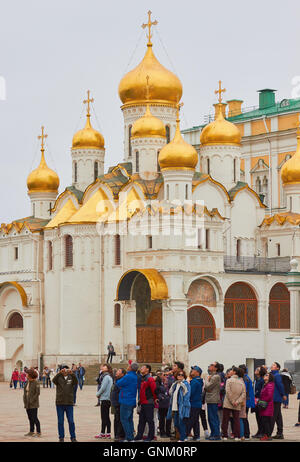 I turisti di fronte la Cattedrale dell'Annunciazione del Cremlino di Mosca Russia Foto Stock
