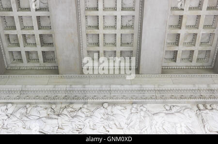 Le sculture in legno e il soffitto dettaglio Pushkin membro Museo delle Belle Arti a Mosca Russia Foto Stock