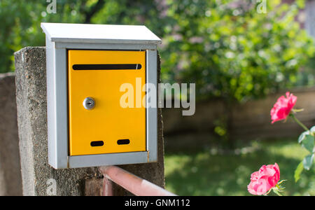 Cassetta postale nella parte anteriore della casa, in attesa di lettere Foto Stock