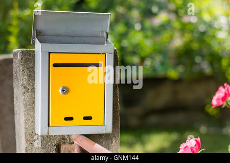 Cassetta postale nella parte anteriore della casa, in attesa di lettere Foto Stock