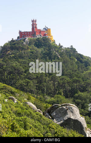 La pena Palace (Palacio da Pena) è un castello Romanticist a Sintra, distretto di Lisbona, Portogallo. Foto Stock