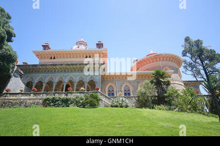 L Arabesco Monserrate Palace sulla cima di una collina vicino alla città di Sintra, Lisbona, Portogallo Foto Stock