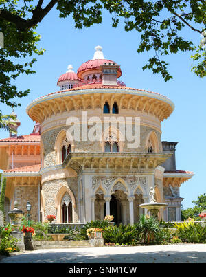 L Arabesco Monserrate Palace sulla cima di una collina vicino alla città di Sintra, Lisbona, Portogallo Foto Stock