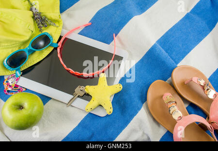 Estate accessori sul telo da spiaggia vista superiore Foto Stock