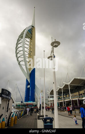 Spinnaker Tower al Gunwharf Quays in Portsmouth su un grigio e nuvoloso giorno. Foto Stock