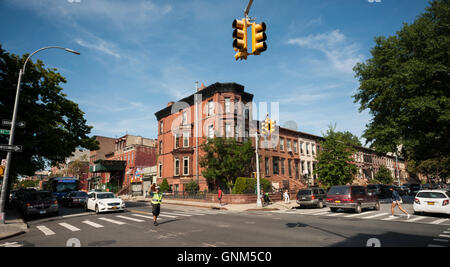 Un incrocio di Greene Avenue e Utica Avenue nel quartiere Bedford-Stuyvesant di Brooklyn che mostra the brownstone stock abitativo Sabato, Agosto 27, 2016. (© Richard B. Levine) Foto Stock