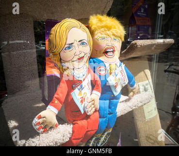 Donald Trump e Hillary Clinton doggie masticare i giocattoli sono visto in una vetrina di un negozio di animali in New York Sabato, Agosto 27, 2016. (© Richard B. Levine) Foto Stock