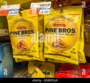 Pacchetti di Pine Bros. Gola Softish scende su una farmacia rack in New York venerdì, 26 agosto 2016. Pine Bros. ha firmato un affare di approvazione con il nuotatore olimpico Ryan Lochte, che in precedenza era sceso dal suo altri sponsor dopo che compongono una storia di essere stato derubato durante le Olimpiadi di Rio. (© Richard B. Levine) Foto Stock