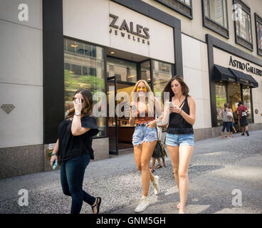 Un gioiellerie Zales store sulla Fifth Avenue a New York venerdì 26 agosto, 2016. Signet Jewelers, il proprietario del Zales, Kay e Jared marchi in gioielleria ha riportato un calo nel secondo trimestre le vendite e i profitti mancante degli analisti di aspettative. (© Richard B. Levine) Foto Stock