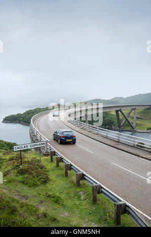 Il traffico sul ponte Kylesku attraverso il Loch un Chairn Bhain in Sutherland, Scozia, parte della costa Nord 500 scenic drive