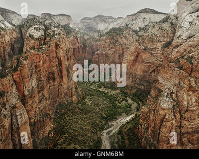 La vedetta dalla sommità del Angel's Landing nel Parco Nazionale di Zion Foto Stock