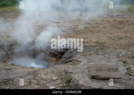 Poco Geysir rilasciando vapore nella città di Geysir in Islanda Foto Stock