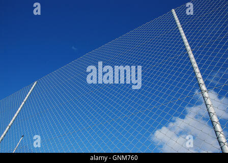 Filo la recinzione di sicurezza un palo contro il cielo Foto Stock