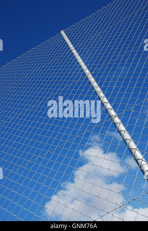 Filo la recinzione di sicurezza un palo contro il cielo Foto Stock