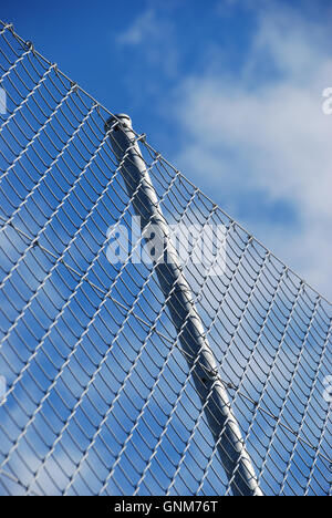 Filo la recinzione di sicurezza un palo contro il cielo Foto Stock
