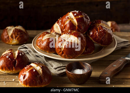 In casa il tedesco pretzel rotoli con sale sulla parte superiore Foto Stock