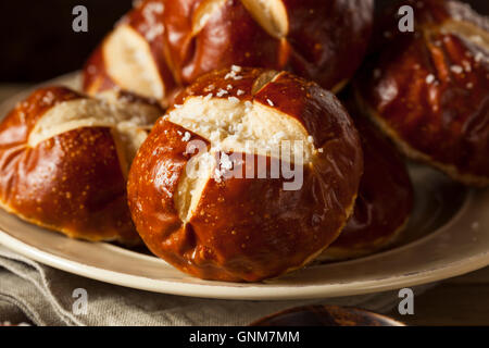 In casa il tedesco pretzel rotoli con sale sulla parte superiore Foto Stock