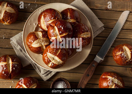 In casa il tedesco pretzel rotoli con sale sulla parte superiore Foto Stock