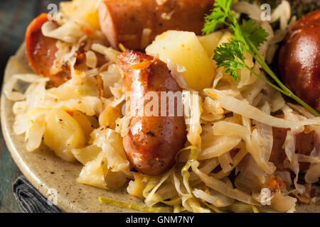 In casa il tedesco salsiccia e crauti con un Pretzel Roll Foto Stock