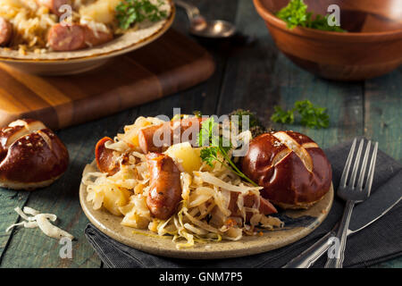 In casa il tedesco salsiccia e crauti con un Pretzel Roll Foto Stock