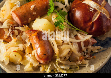 In casa il tedesco salsiccia e crauti con un Pretzel Roll Foto Stock