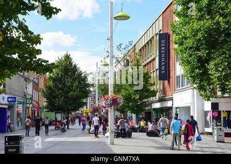 Slough High Street, Slough, Berkshire, Inghilterra, Regno Unito Foto Stock