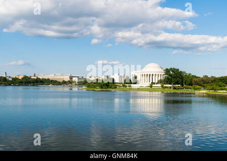 Paesaggio del Monumento a Washington e il Jefferson Memorial da attraverso il fiume Potomac con riflesso nell'acqua Foto Stock